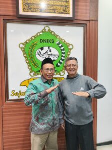 Foto bersama (kiri) Gus Choi Ketua Umum DNIKS dan (kanan) Dr. Sugiyanto, S.Sos., M.M Sekretaris Umum BK3S DIY